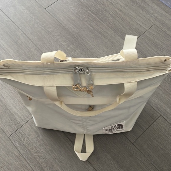 ✨SOLD ✨ North Face Berkeley Tote - vintage white - Picture 11 of 15